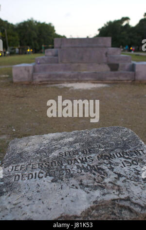 New Orleans, Louisiana, USA. 26. Mai 2017.  Die leeren Sockel wo das Jefferson Davis Denkmal auf nur eine Woche vor am Kanal und North Jefferson Parkway in New Orleans, Louisiana Stand. Bildnachweis: Michael Lopez/ZUMA Draht/Alamy Live-Nachrichten Stockfoto