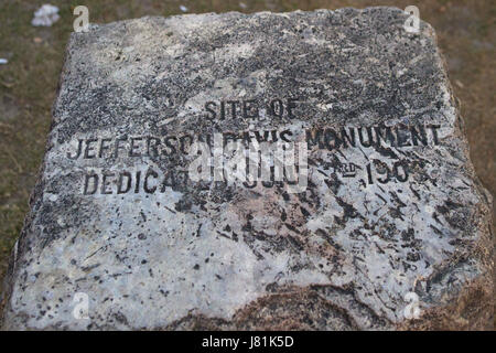 New Orleans, Louisiana, USA. 26. Mai 2017.  Die leeren Sockel wo das Jefferson Davis Denkmal auf nur eine Woche vor am Kanal und North Jefferson Parkway in New Orleans, Louisiana Stand. Bildnachweis: Michael Lopez/ZUMA Draht/Alamy Live-Nachrichten Stockfoto