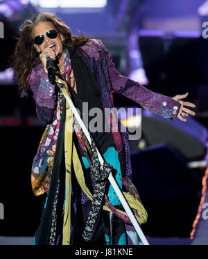 München, Deutschland. 26. Mai 2017. Sänger Steven Tyler von US-Rock-Band Aerosmith führt auf der Bühne in München, 26. Mai 2017. Die Rock-Band hat die deutsche Etappe ihrer Abschiedstournee "Aero-Vederci Baby" in München ins Leben gerufen.  Foto: Sven Hoppe/Dpa/Alamy Live News Stockfoto