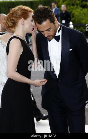 Jessica Chastain und Gian Luca Passi de Preposulo Teilnahme an der AmfAR 24. Kino gegen Aids Gala während 70. Cannes Film Festival im Hotel du Cap-Eden-Roc in Antibes auf 25. Mai 2017 | Verwendung Weltweit/Picture alliance Stockfoto