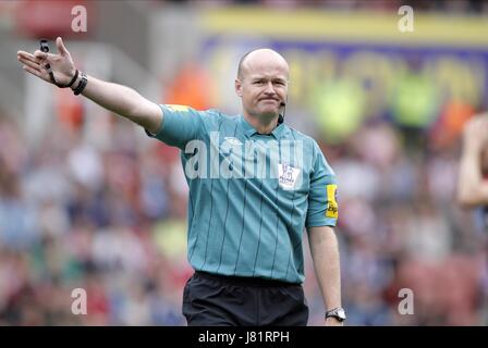 LEE MASON PREMIERSHIP Schiedsrichter STOKE CITY V ARSENAL, BARCLAYS PREMIER LEAGUE die BRITANNIA STADIUM, STOKE-ON-TRENT, ENGLAND 26. August 2012 GAO56929 Warnung! Dieses Foto kann nur für die Zeitung bzw. Zeitschrift redaktionelle Zwecke verwendet werden. Kann nicht werden verwendet für Publikationen unter Einbeziehung 1 Spieler, 1 Club oder 1 Wettbewerb ohne schriftliche Genehmigung von Football DataCo Ltd. Für Rückfragen, bitte Kontakt Football DataCo Ltd unter + 44 (0) 207 864 9121 Stockfoto