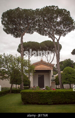 Ein Replikat etruskischen Tempel, erbaut von Adolfo Cozza ist im Inneren der Villa Giulia in Rom gesehen. Stockfoto