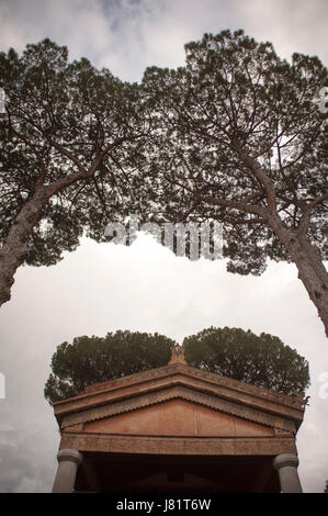 Ein Replikat etruskischen Tempel, erbaut von Adolfo Cozza ist im Inneren der Villa Giulia in Rom gesehen. Stockfoto