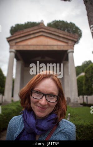 Ein Replikat etruskischen Tempel, erbaut von Adolfo Cozza ist im Inneren der Villa Giulia in Rom gesehen. Stockfoto