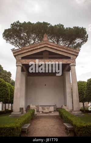 Ein Replikat etruskischen Tempel, erbaut von Adolfo Cozza ist im Inneren der Villa Giulia in Rom gesehen. Stockfoto