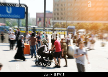 Bild mit Motion blur, der eine Menge von Menschen überqueren einer Stadtstraße in der Fußgängerzone Stockfoto