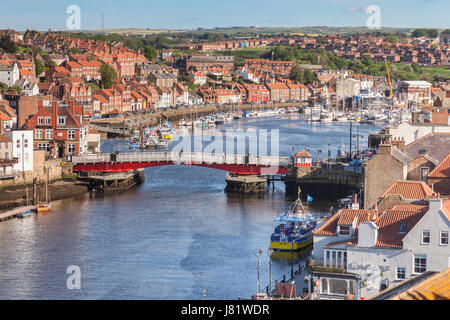 Whitby mit Fluß Esk und der Drehbrücke, North Yorkshire, England, UK Stockfoto