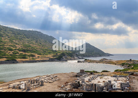 Antike griechische Stadt Knidos vous und Leuchtturm mit Sonnenstrahlen Stockfoto