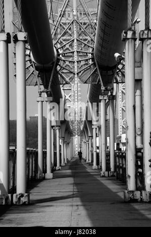 Ein Spaziergang durch die George Washington Bridge in New York City Stockfoto