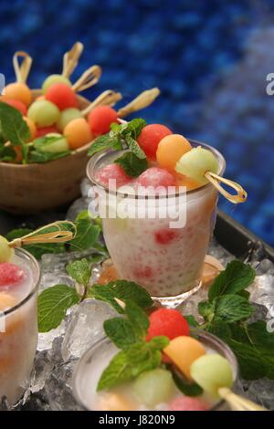 Geeiste Melone und Sago-Perlen in Kokosmilch, beliebte asiatische kaltes Dessert Getränke in Singapur, Malaysia und Indonesien. Stockfoto