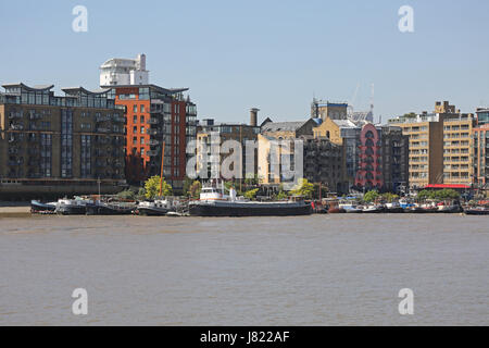 Hausboote und Riverside Apartments am Südufer der Themse in Bermondsey, East London, UK. Stockfoto