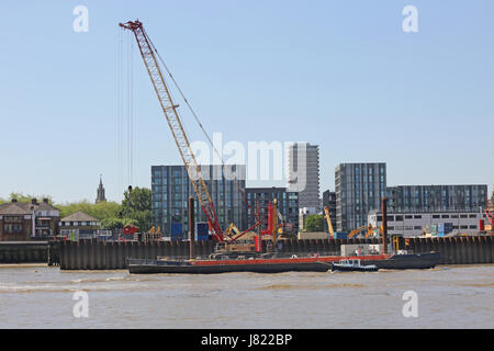 Riverside Bauarbeiten in Kammern Wharf an der Themse in Bermondsey, London, UK. Teil des Projekts Tideway Thames Tunnel. Stockfoto