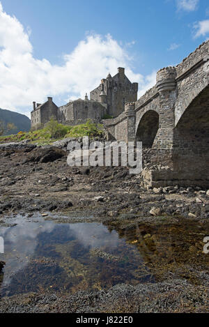 Die schottischen Magnaten für Tourismus Eileen Donan Castle am Loch Duich befindet sich auf dem Weg zu den Inseln Skye. Stockfoto