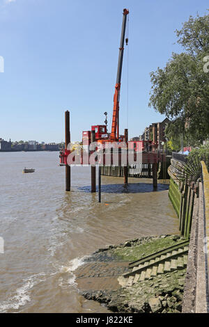 Ein Lastkahn Jack-up-Bau in Shadwell Basin auf der Themse im Osten Londons verpflichtet sich Vorarbeiten für die Themse Tideway Tunnelprojekt. Stockfoto