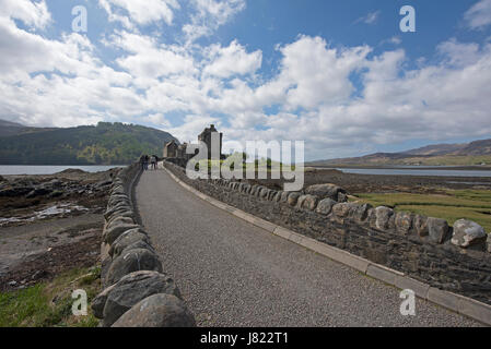 Die schottischen Magnaten für Tourismus Eileen Donan Castle am Loch Duich befindet sich auf dem Weg zu den Inseln Skye. Stockfoto