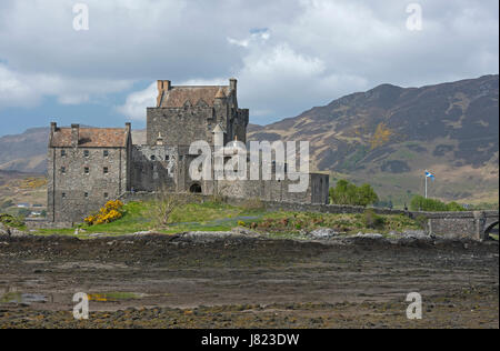 Die schottischen Magnaten für Tourismus Eileen Donan Castle am Loch Duich befindet sich auf dem Weg zu den Inseln Skye. Stockfoto