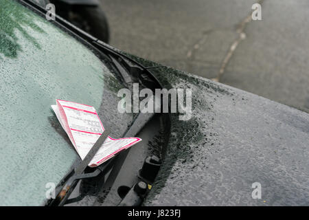 Montreal, CA - 25. Mai 2017: ein Parkticket auf ein Auto nach dem Laurier Street Stockfoto