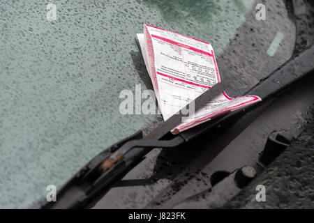 Montreal, CA - 25. Mai 2017: ein Parkticket auf ein Auto nach dem Laurier Street Stockfoto