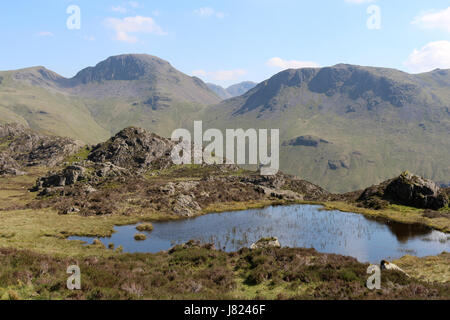 Blick vom Heuschober im englischen Lake District, Cumbria, Blick über Innominate Tarn in Richtung Green Gable, Great Gable und Kirk fiel. Stockfoto