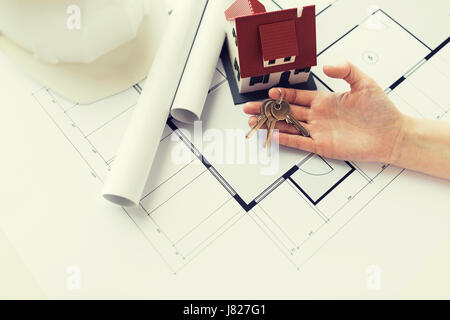 Nahaufnahme von Hand mit Hausschlüssel und blueprint Stockfoto