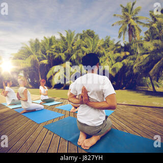 Gruppe von Menschen, die Yoga-Übungen im freien Stockfoto