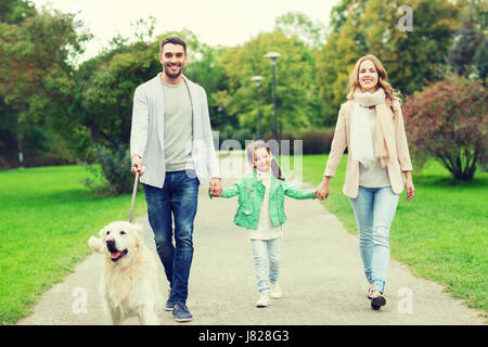 glückliche Familie mit Labrador Retriever Hund im park Stockfoto