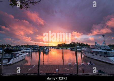 Nach dem Sturm einen schönen Sonnenuntergang an den Docks. Stockfoto