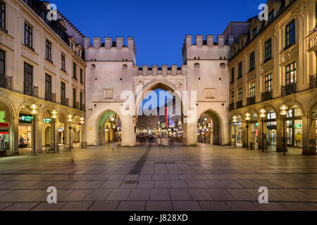 Karlstor Tor und Karlsplatz Platz am Abend, München, Deutschland Stockfoto