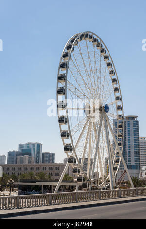 Ansicht von Eye of the Emirate Riesenrad und Al Qasba Vergnügungsviertel in Sharjah, Vereinigte Arabische Emirate Stockfoto