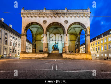 Odeonsplatz und Feldherrnhalle am Abend, München, Bayern, Deutschland Stockfoto