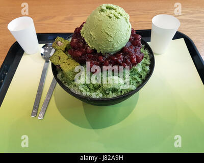 Grüner Tee Bingsu (koreanische rasiert Eis Dessert) mit roten Bohnen und grüner Tee-Eis serviert auf Tablett Stockfoto