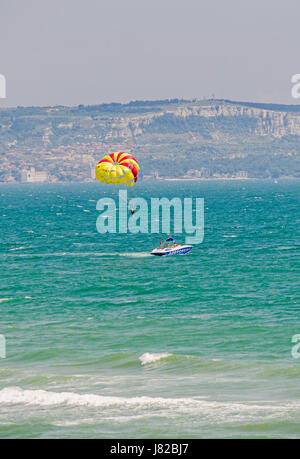 ALBENA, BULGARIEN - 19. JUNI 2016. Farbige Parasail Flügel durch ein Boot in das blaue Wasser Meer gezogen Stockfoto