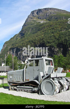 Alten Traktor im Park auf dem Hintergrund des Berges Stockfoto