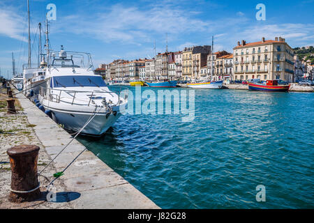 Frankreich, Languedoc-Roussillon, Sète, Blick auf den Kanal des Quai De La République vom Quai d ' Orient in der Hafen-Bezirk von der mediterranen Hafenstadt Stockfoto