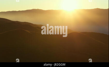 Sonnenaufgang über dem Tabernas-Wüste, eine der am meisten einzigartigen Wüsten der Welt. Die einzige europäische Wüste und eines der berühmten Wahrzeichen in Spanien. Andalusi Stockfoto