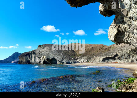 Vulkanische Felsformationen am Playa de Mónsul. Berühmten Strand in Cabo de Gata-Nijar Natural Park. Provinz Almeria. Spanien Stockfoto