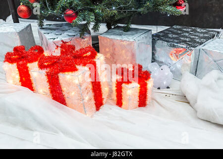 Weihnachten-Boxen unter Baum Stockfoto