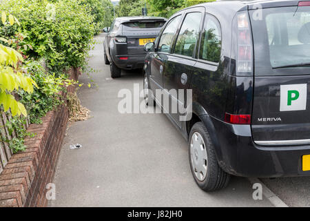 Parken auf Gehweg behindern Zugang für Fußgänger, Wales, UK Stockfoto