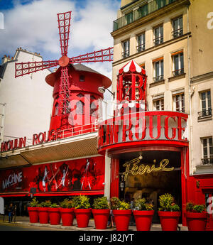 Le Moulin Rouge ist eine berühmte Nacht Club Kabarett in Paris. Die ursprüngliche Moulin 1889 brannte im Jahre 1915 eröffnet und wurde wieder aufgebaut. Stockfoto