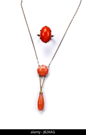 Red Coral Stone Ring und passende Coral Anhänger mit Halskette. Stockfoto