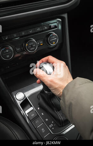 Treiber-Hand hält Schalthebel des modernen Luxus-Crossover-Auto. Nahaufnahme Foto mit selektiven Fokus Stockfoto