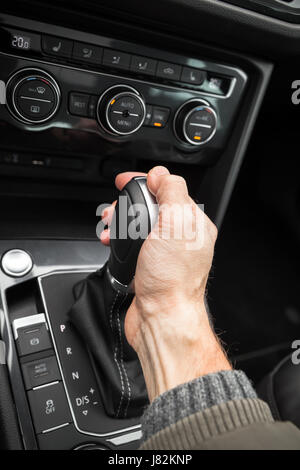Treiber-Hand hält Schalthebel des modernen Luxus-Crossover-Auto. Nahaufnahme Foto mit selektiven Fokus Stockfoto