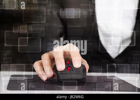 Unternehmen der Hand arbeiten mit Maus des Computers Stockfoto