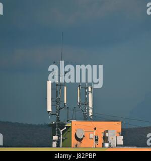 Verschiedene Antennen auf dem Dach. Stockfoto