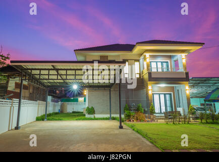 modernes Haus in Twilight Zeit Stockfoto