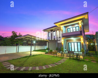 modernes Haus in Twilight Zeit Stockfoto