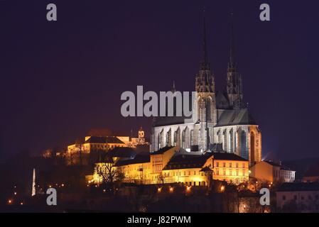 Nachtaufnahmen. Petrov - St. Peter und Paul Kirche in der Stadt Brno. Alten Stadtarchitektur. Central-Europa-Tschechische Republik. Stockfoto