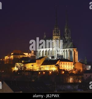 Nachtaufnahmen. Petrov - St. Peter und Paul Kirche in der Stadt Brno. Alten Stadtarchitektur. Central-Europa-Tschechische Republik. Stockfoto