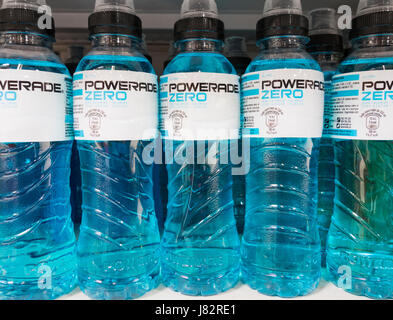Powerade-Energy-Drinks im Supermarkt Stockfoto