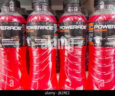 Powerade-Energy-Drinks im Supermarkt Stockfoto